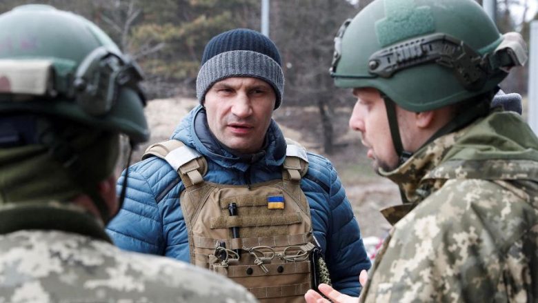 mayor-of-kyiv-vitali-klitschko-visits-a-checkpoint-of-the-ukrainian-territorial-defence-forces-in-kyiv-780x439-1.jpg