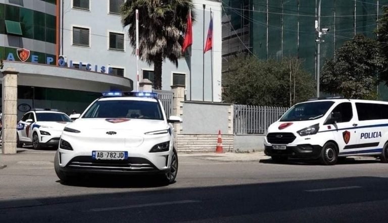 Nën efektin e lëndëve narkotike, 45-vjeçari nga Durrësi përplas makinën e policisë në tentativë për t’u arratisur! I gjendet kokainë dhe elektroshok