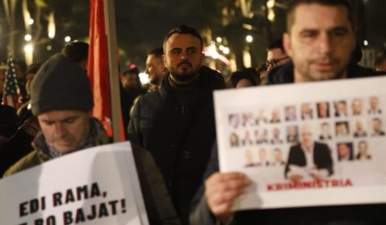 Deputeti i PD, Besart Xhaferri i bashkohet protestës së Lapajt para Kryeministrisë