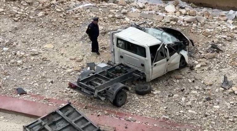 Kamioni në Vlorë del nga rruga dhe përfundon në zonën e plazhit, shoferi në gjendje të rëndë