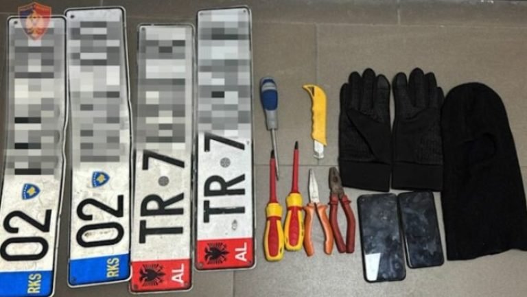 Vidhte targa automjetesh dhe ua shiste personave me precedent për të kryer krime, arrestohet 36-vjeçari