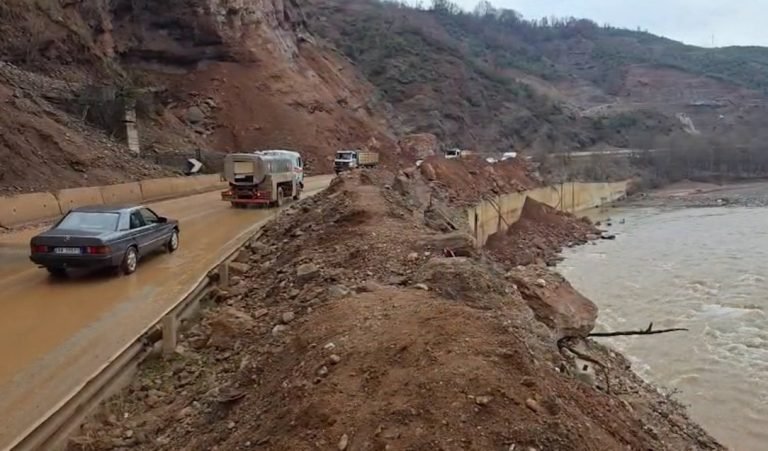 Rruga u hap, po rreziku mbetet, qarkullim i vështirë te kthesat e Dragostunjës pas shembjes së dherave