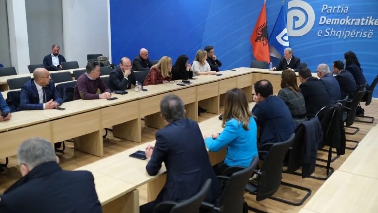 Grupi i PD debat për bojkotin e komisioneve, tërhiqet Berisha: Vendimin final e merr kryesia