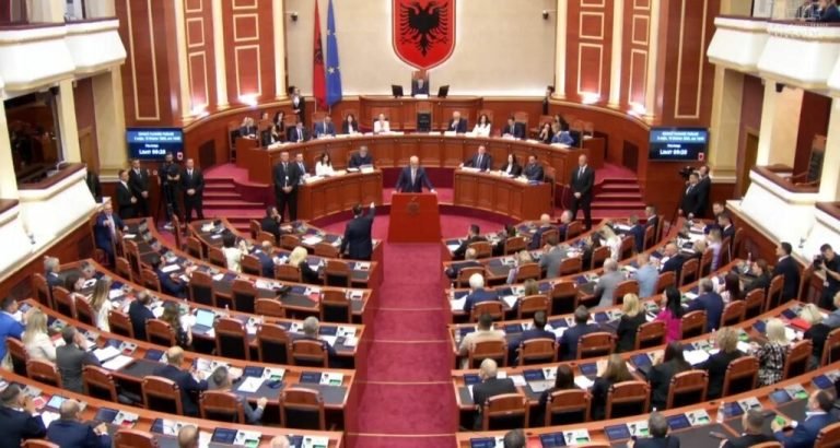 Mblidhet Kuvendi, në fokus reforma territoriale dhe interpelanca me Lamallarin