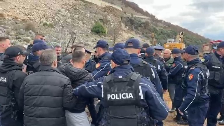 &nbsp;“Resort në tokat e grabitura”, banorët e Rrjollit në Shkodër kundërshtojnë projektin