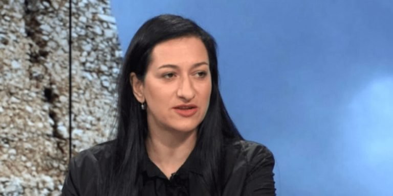 Arrestohet e “besuara” e Mirela Kumbaros! Për çfarë akuzohet drejtoresha Arta Dollani